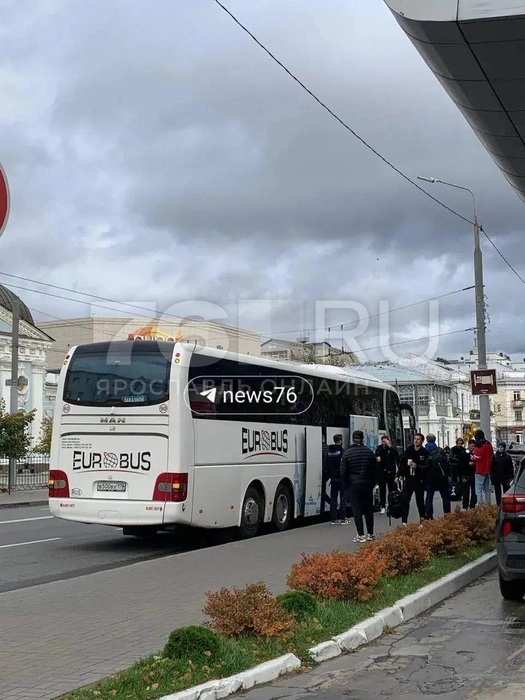 Автобус с минчанами остановился у отеля в центре Ярославля около 14 часов дня, за три часа до матча  | Источник: Алена Троицкая / 76.RU 
