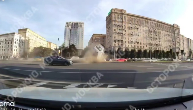 Машина скорой помощи перевернулась на Кутузовском проспекте в Москве. Момент аварии попал на видео | Источник: Осторожно, Москва / T.me