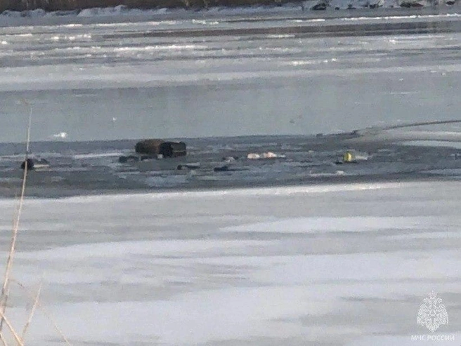 Из-за теплой погоды озеро не успело покрыться прочным льдом | Источник: пресс-служба МЧС по Алтайскому краю