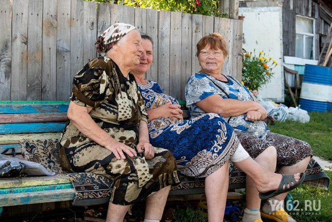 Бабульки на лавочке