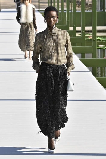 Сад Тюильри как манифест: Джонатан Андерсон продолжает цветочную историю Dior