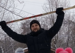 Житель Омска пытается заработать продажей снега