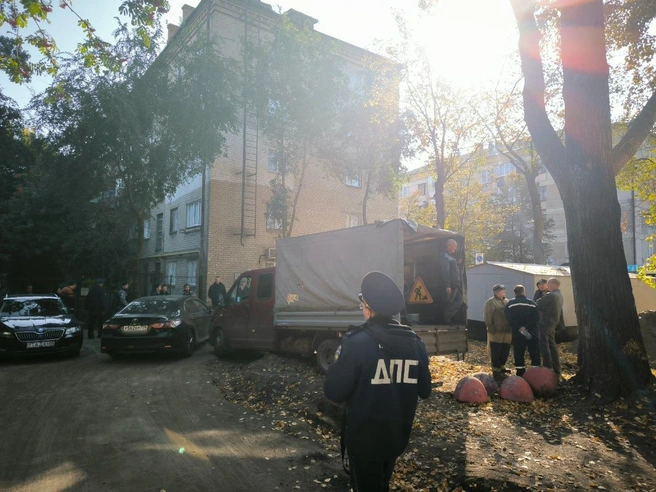 Гараж сносили по решению суда в 2024-м, тогда вокруг него был пустырь | Источник: Изнанка Челябинска / vk.com