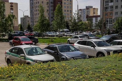 В Верхних Печерах со 16 мая запретят парковку у ТЦ
