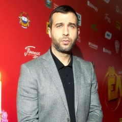 «А я думал, что похож на папу»: Иван Ургант* показал редкое фото мамы в молодости
