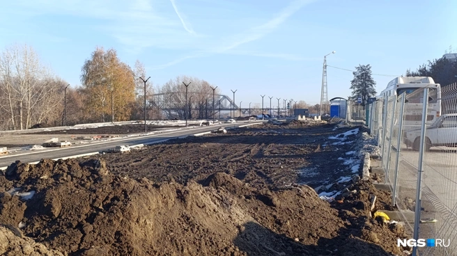 Так набережная выглядела в октябре. Все работы должны завершить в следующем году | Источник: Стас Соколов / NGS.RU