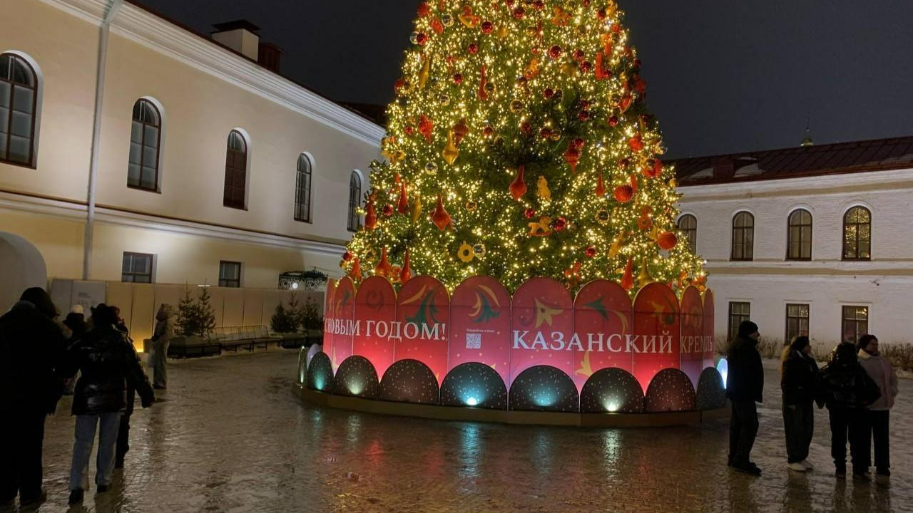 «Как можно допустить такое в самом центре?»: казанцы жалуются на то, что вся территория Кремля покрылась гололедом