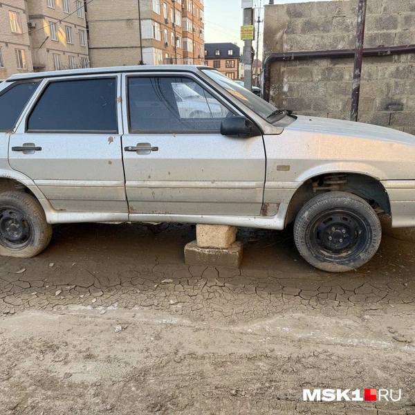 Люди спасают свои авто так | Источник: Иветта Авраамова / MSK1.RU