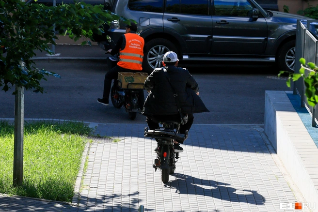 В Свердловской области арестовали лихача, который пьяным гонял на электровелосипеде | Источник: Артём Устюжанин / MSK1.RU