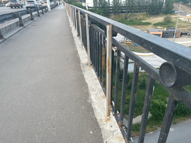 Попытки укрепить ограждения, вероятно, предпринимались, но их надежность вызывает сомнения | Источник: читатель V1.RU