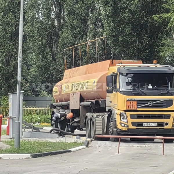Бензовозы, по словам автомобилистов, приезжают на АЗС регулярно | Источник: Андрей Пашинский / Voronezh1.ru