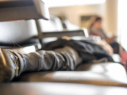 «Не собирались терять билеты!»: в Барселоне родители бросили 10-летнего сына в аэропорту из-за просроченного паспорта