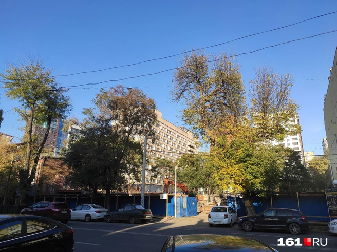 Эти фото сделаны в октябре 2023 года, когда на площадке спустя много лет снова начались работы | Источник: читатель 161.RU