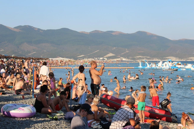 Пляжи Черного моря очень популярны, но есть еще много мест, не уступающих по инфраструктуре и климату | Источник: Екатерина Подымова / 93.RU