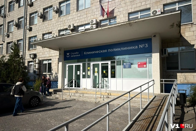 Приём простудных больных проходит не в основном здании поликлиники, а в специальном кабинете | Источник: Алексей Волхонский / V1.RU