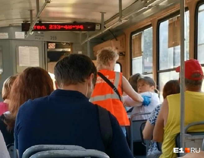 В муниципальном транспорте кондукторы носят специальные жилетки | Источник: читатель E1.RU