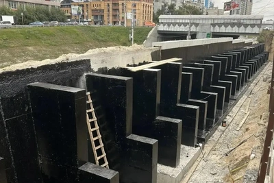 На Ипподромской возвели новую стену после обрушения