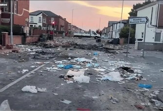 Погромы, поджоги и избиения приезжих в Англии: что такое мигрантофобия и как она приводит к насилию