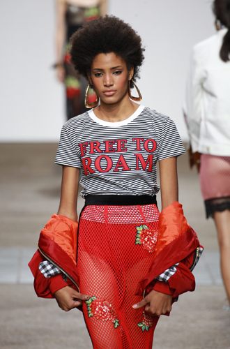 Футболка Free To Roam («Свобода перемещаться»), House of Holland SS17Сильным политическим заявление со знаком «плюс» стала бы футболка от House of Holland, надпись на которой декларирует свободу быть там, где хочется. В контексте все нарастающей проблемы с эмиграцией тех, кто ищет счастливой жизни, прозвучало бы мощно, но увы.