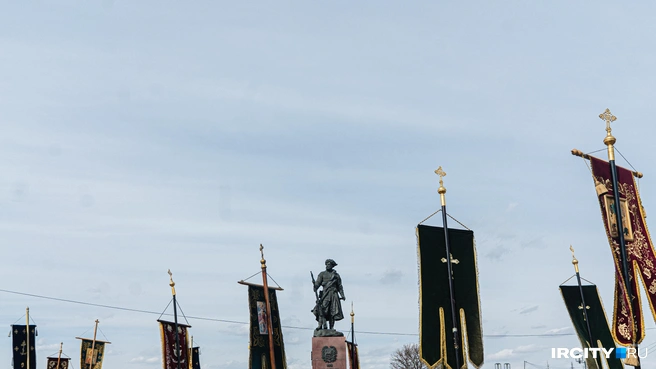 Всё это — на фоне памятника основателю города Якову Похабову | Источник: Кирилл Фалеев / «ИрСити»