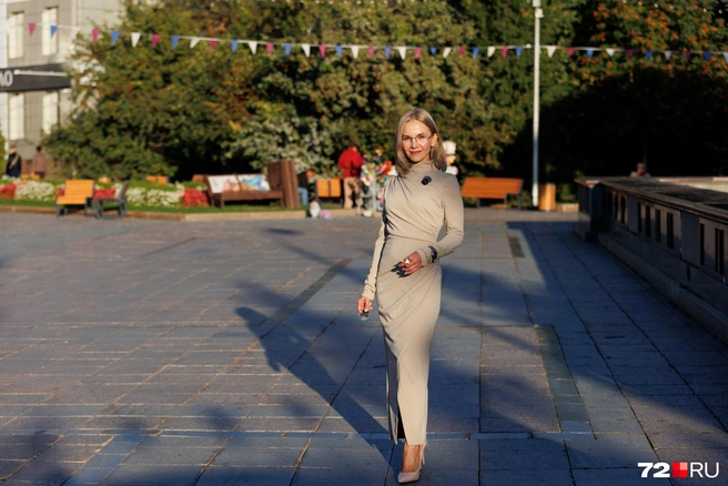 Если вы думаете, что таких красоток можно увидеть только на подиумах, то сильно ошибаетесь. Эта роковая блондинка гуляла на Цветном бульваре | Источник: Ирина Шарова / 72.RU