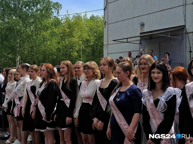 В жару выстояли. Героические дети! | Источник: Татьяна Зарва / NGS24.RU