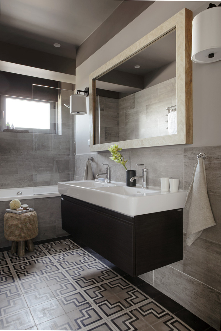 Ванная комната. На полу — марокканская цементная плитка Plus-Plus от Popham Design. Смесители Purist, Kohler. Льняные полотенца, Waterworks.