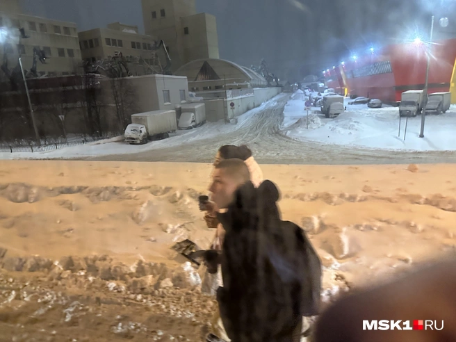 Люди идут домой по дороге | Источник: Андрей Кузнецов / MSK1.RU