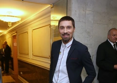 Переодеваются по щелчку – Дима Билан в женское боди, а Павел Воля в платье