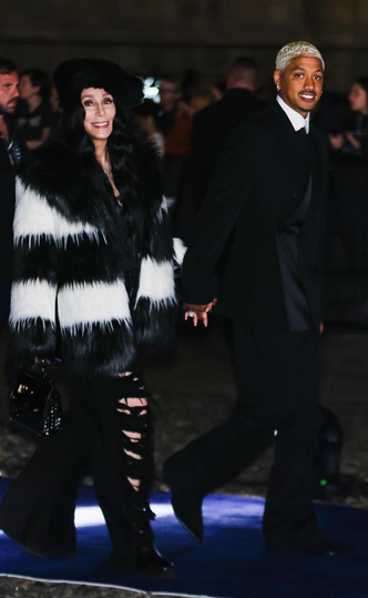Деми Мур в прозрачном платье и Китти Спенсер с декольте: самые роскошные наряды звезд на юбилее Dolce&Gabbana, которые поразили всех