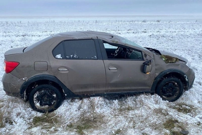 Renault перевернулся в кювет на трассе, пострадали пенсионерки