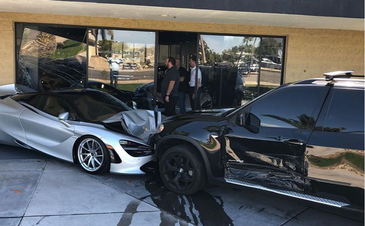 Фото №1 - Водитель BMW врезался в салон McLaren и разбил две машины стоимостью по 350 тысяч долларов
