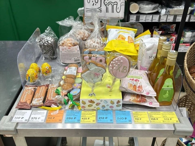 В магазине оформлен праздничный пасхальный стол с тематическими продуктами. | Источник: Ксения Ткаченко / 76.RU