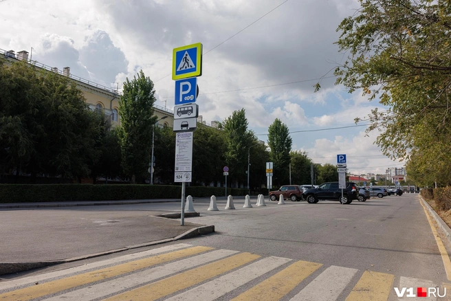 А здесь платно можно стоять даже автобусам. Правда, помещаются на эту парковку они с большим трудом | Источник: Алексей Волхонский / V1.RU