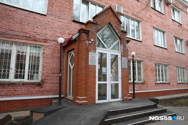 В социальную столовую приходят за несколько часов до ее открытия | Источник: Евгений Софийчук / NGS55.RU