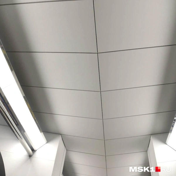 По бокам сводов повесили яркие лампы | Источник: Дарья Шутова / MSK1.RU