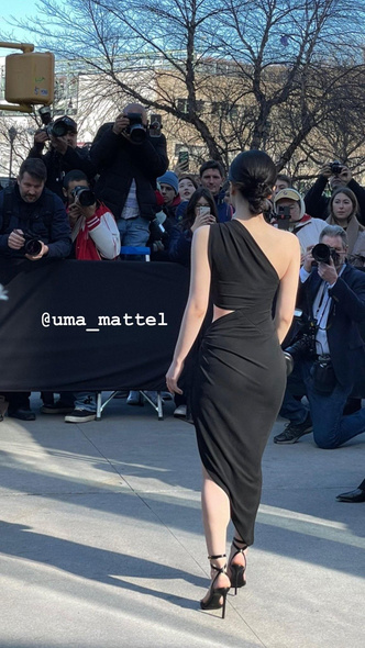 Платье с вырезами и босоножки на шпильке: повторяем очень сексуальный образ Дахён из TWICE на Неделе моды в Нью-Йорке