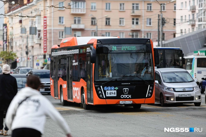 Автобусы должны двигаться по городу без пробок по выделенным полосам  | Источник: Евгений Софийчук / NGS55.RU