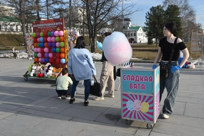 Екатеринбург в жару: кони и аттракционы на Плотинке