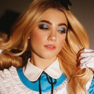 Смоки айс для блондинок: как повторить сияющий макияж Чарли Дамелио