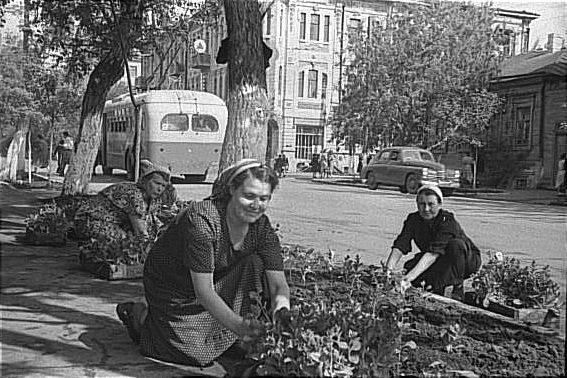 А эти красотки убрали волосы под косынки и пошли сажать цветы на Самарской. 1955 год | Источник: фотофонд Самарского областного государственного архива социально-политической истории