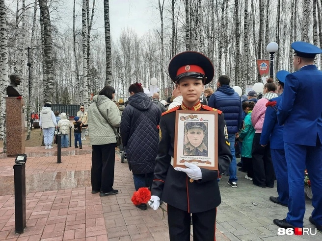 11-летний Владислав, ученик кадетского корпуса, принес портрет прапрадеда — Мефодия Федотовича Пивчука, который служил на Украине и погиб под Белой Церковью, похоронен в братской могиле | Источник: Мария Гришкина / 86.RU