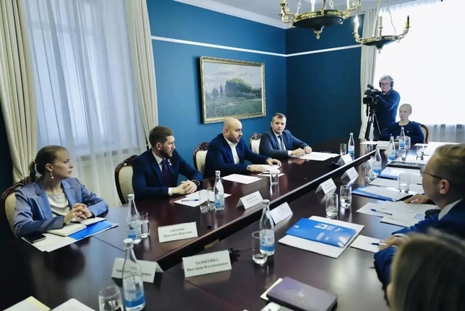 Губернатор Самарской области Вячеслав Федорищев провел встречу с молодыми активистами в преддверии Дня молодежи | Источник: Иван Макеев