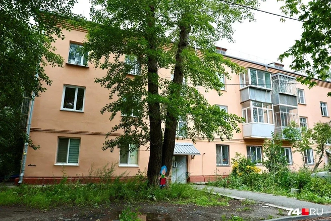 Трехэтажка в Ленинском районе тоже из числа отказных, год тут жили без управляющей компании | Источник: Михаил Шилкин