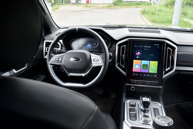 Интерьер JAC T9 достаточно цивильный. Полный привод включается шайбой рядом с селектором восьмиступенчатого «автомата» | Источник: Артем Краснов