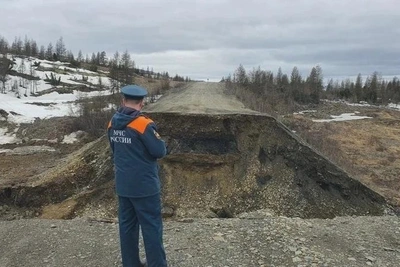 В Магаданской области объявлен режим ЧС после размыва дороги на Сеймчан