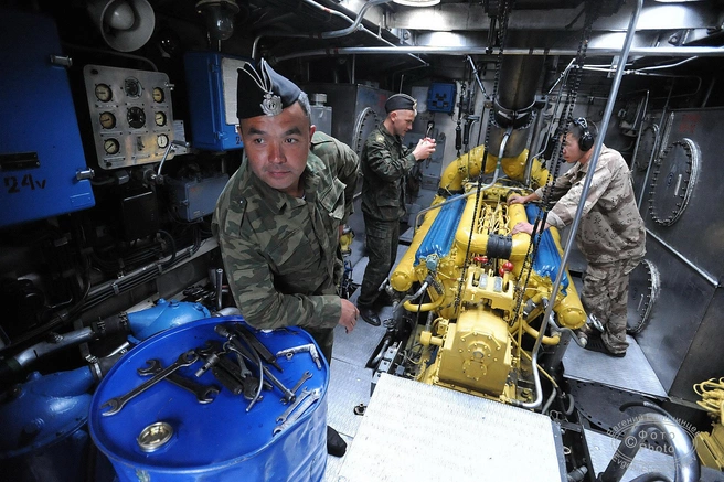 Мотористы у дизеля теплохода | Источник: Евгений Епанчинцев