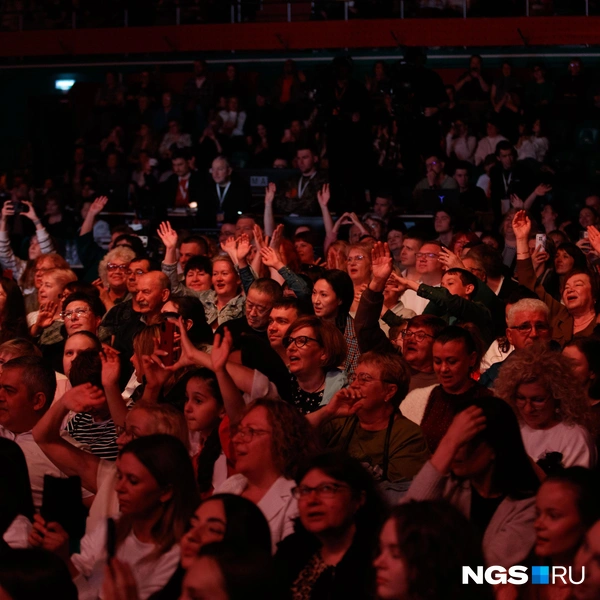 Старым добрым хитам подпевали все | Источник: Андрей Бортко / NGS.RU