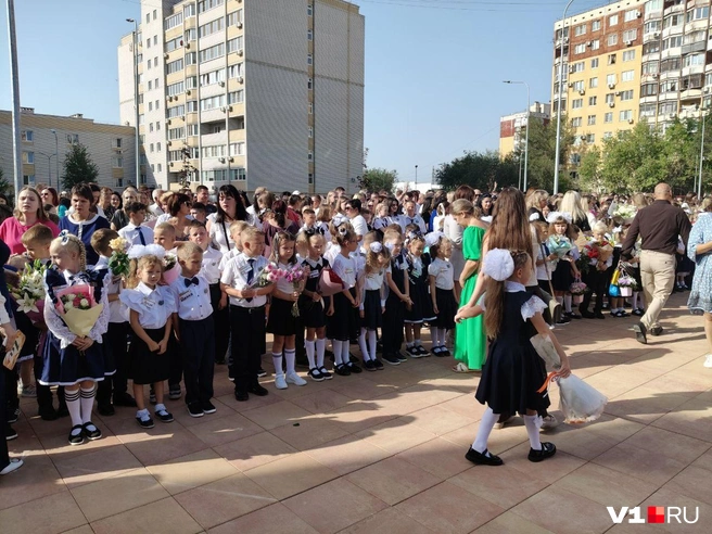 Печальные первоклассники уже недовольны, хотя до конца и не понимают, что их ждет… | Источник: Мария Умнова / V1.RU