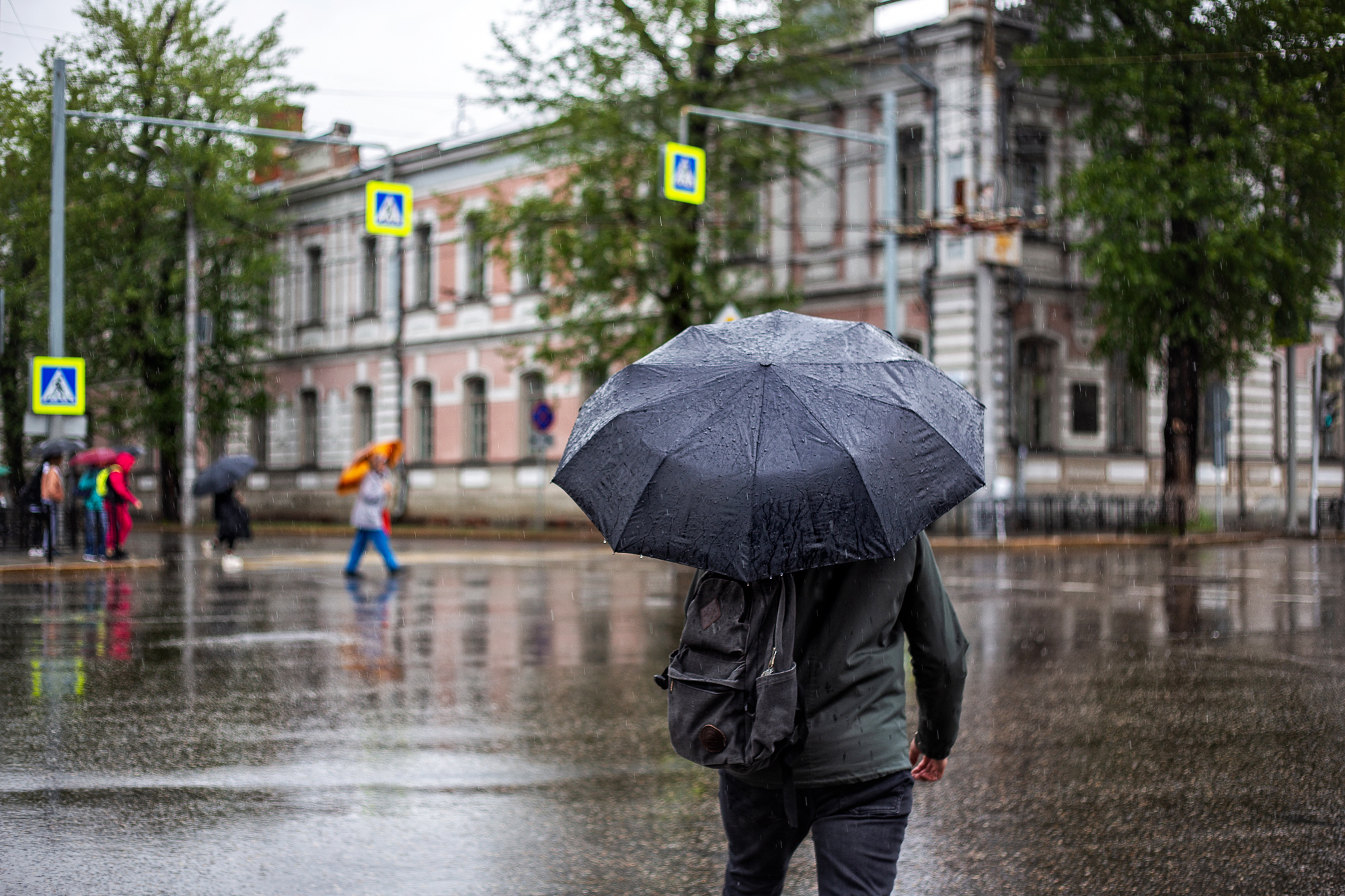 Три дождя иркутск. Ливень Ангарск. Дождливое лето в городе. Фотосессия в дождь. Летний дождь в городе.